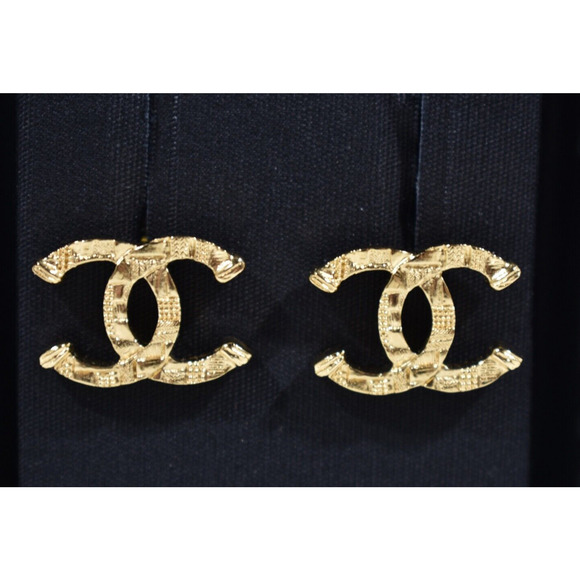Chanel 23A Gold Hammered Interlocking CC Logo Classic Statement Stud Earrings - Picture 8 of 12